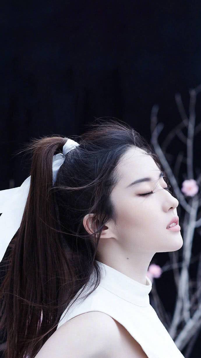 刘亦菲A毛片惊艳亮相，网友热议不断，新片造型引关注