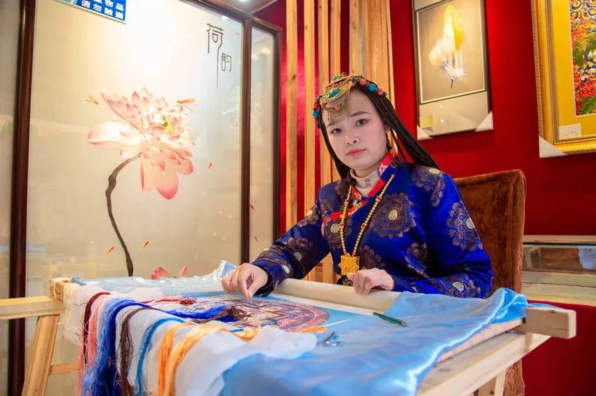 妈妈的绣感7承载着温暖母爱与时光印记，一针一线绣出深情，传递家的温度与回忆