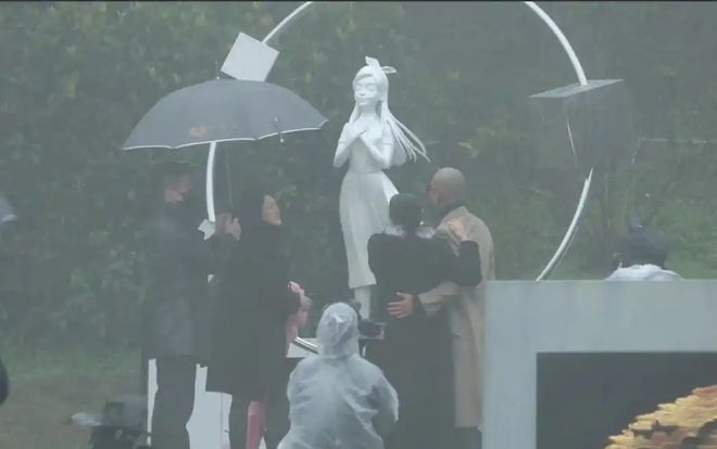 3.女人狂躁呻吟gif，情绪失控瞬间，动态图记录真实反应，令人震撼