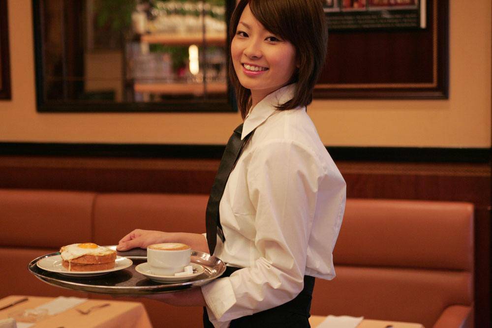 中国女人服务员职场奋斗故事，展现服务行业真实面貌，温暖与坚韧并存
