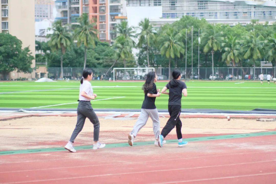 1.男生跟女生操场跑步健身锻炼日常