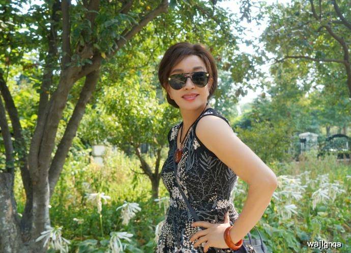 亚洲熟妇魅力绽放，成熟女性风采，优雅气质与时尚穿搭的完美结合