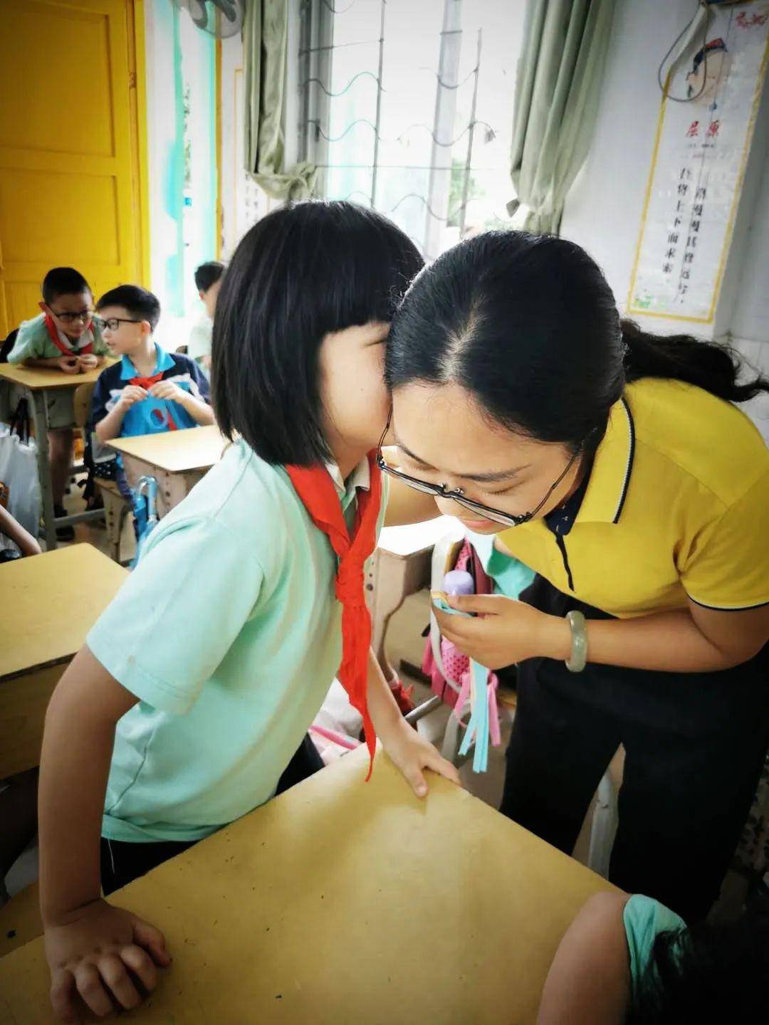 13女学生小嫩苞浜绽放青春光彩，校园故事温暖人心，成长足迹闪耀光芒