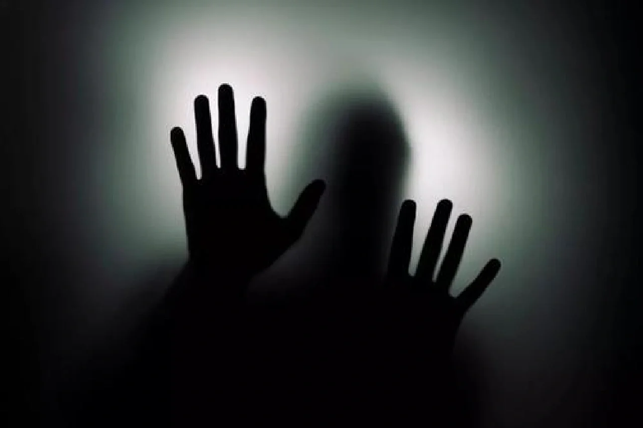 午夜持黄惊魂街头迷案，真相扑朔迷离，谁在黑暗中操控一切