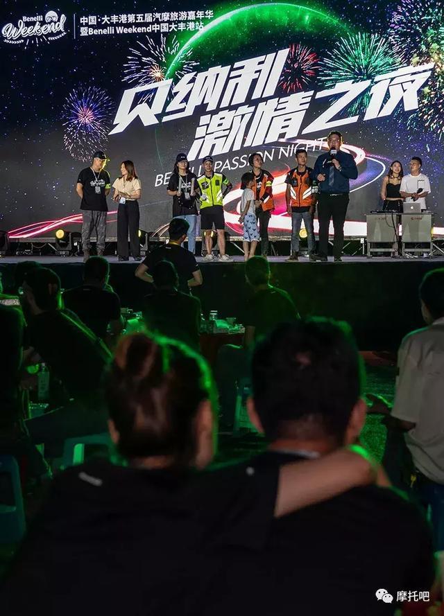 4个老熟女玩一小伙，激情互动引爆全场，年轻小伙难招架，熟女魅力无法挡