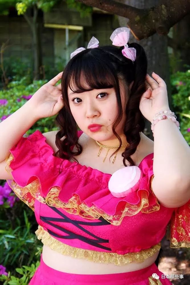 日本胖女人罗体大偪浜风情写真，海滩阳光，丰满曲线，自然魅力