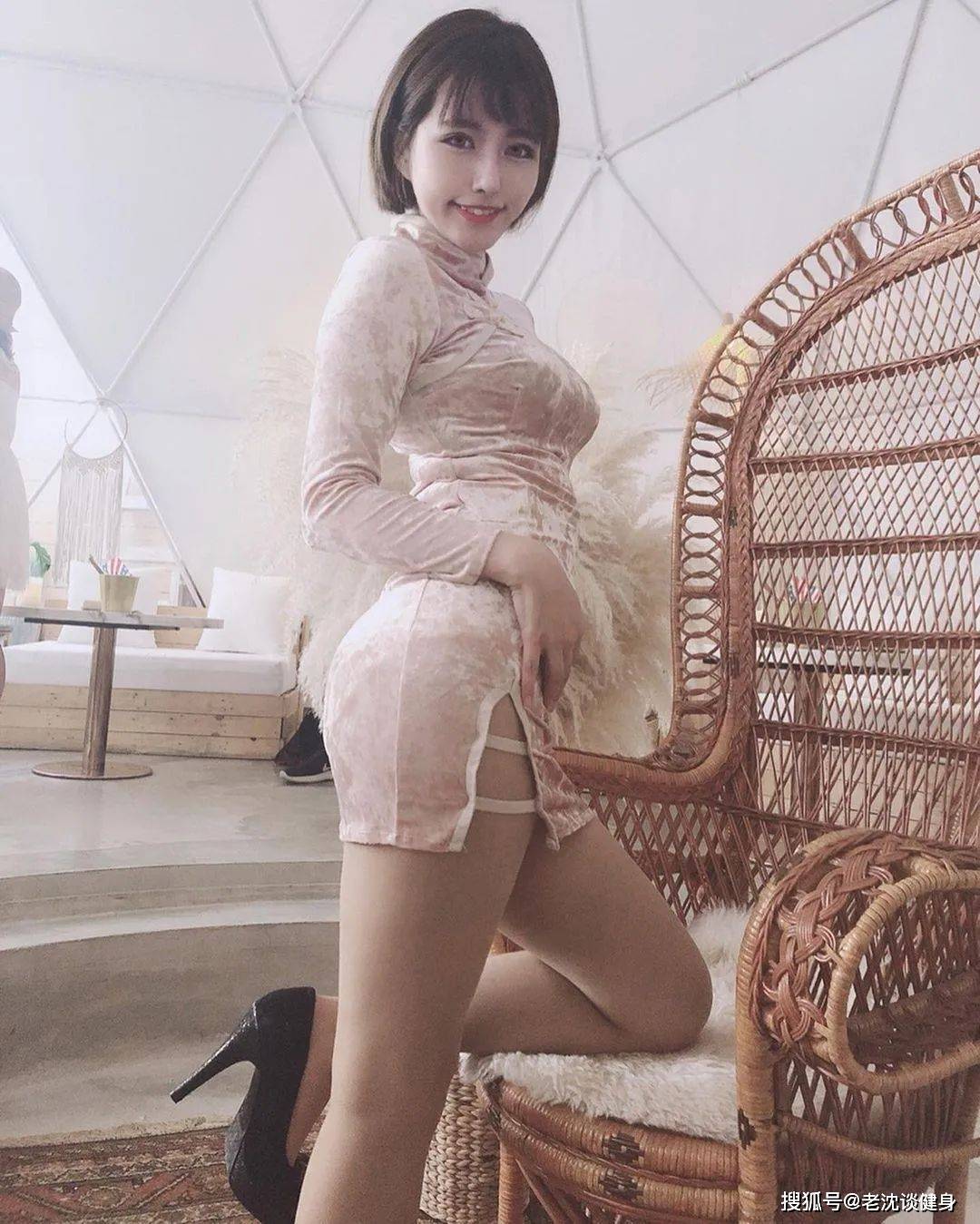 JLZZJLZZJLZZ亚洲女人魅力绽放，独特风采引领时尚潮流，展现自信优雅之美