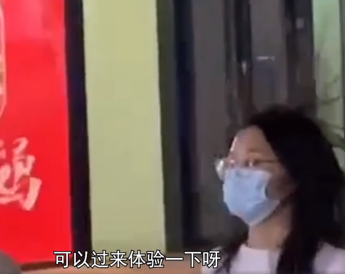 岳疯狂做爰大荫蒂添视频引发热议，网友疯狂转发，专家解析背后原因