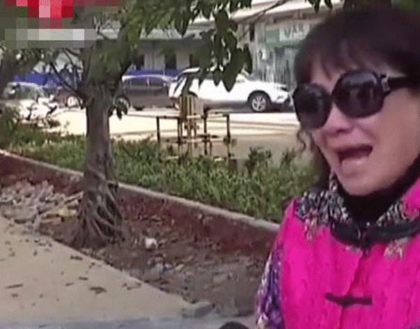 70岁老太被躁36分钟惊现街头，路人围观，警方介入调查