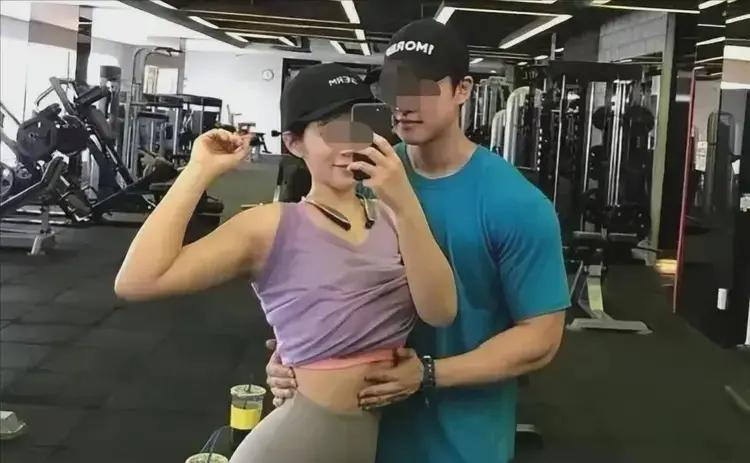 2.不戴套挺进朋友人妻视频曝光，网友热议伦理底线，当事人遭全网谴责