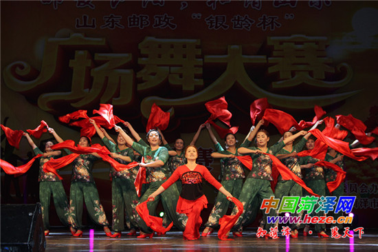 2.老熟女广场舞，舞动夕阳红，绽放自信美，健康快乐每一天