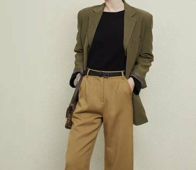 丰满性感妇女展现自信魅力，优雅曲线尽显女性风采，时尚穿搭彰显独特气质