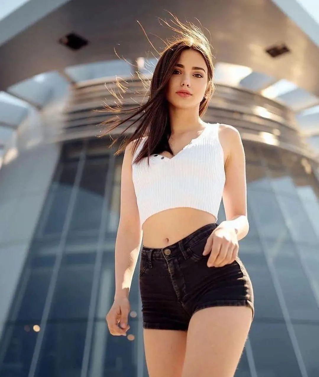 令你勃起的aSS年轻美女人体piCC浜，极致诱惑写真，性感曲线尽显，高清美图收藏必备