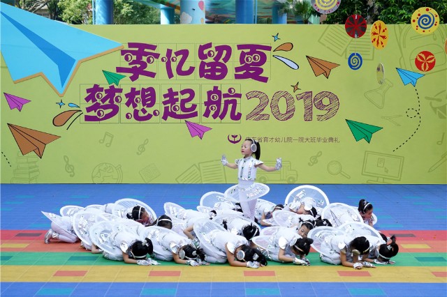 少女来春绽放青春光芒，梦想启航的季节，温暖心灵的美好时光