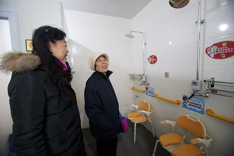 老太婆澡堂暖心服务，关爱老年生活，让搡老女人享受舒适沐浴时光