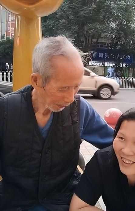 老头日老女人引发热议，探讨老年情感需求，社会关注度持续升温