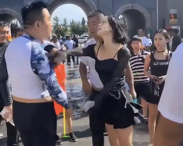 1.偷拍女初中生洗澡事件引发关注