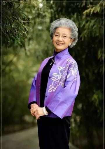 "老头和老太太的幸福生活，温馨晚年时光，共享天伦之乐"