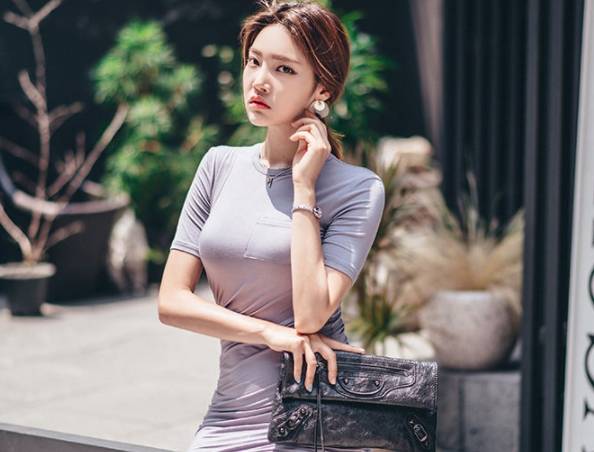 意大利丰满熟妇BBBBBB浜风情写真，优雅魅力尽显，成熟女性独特韵味