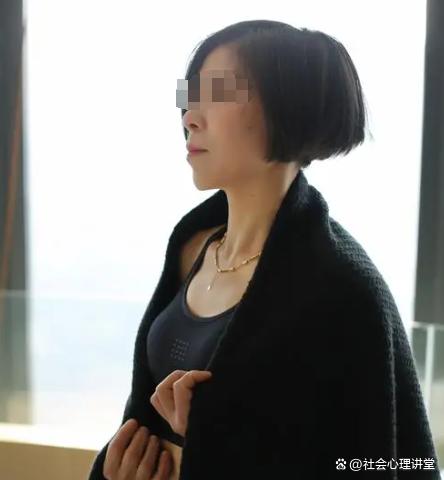 2.扒开老熟女毛荫荫黑森林视频，探索隐秘角落，揭露真实内幕
