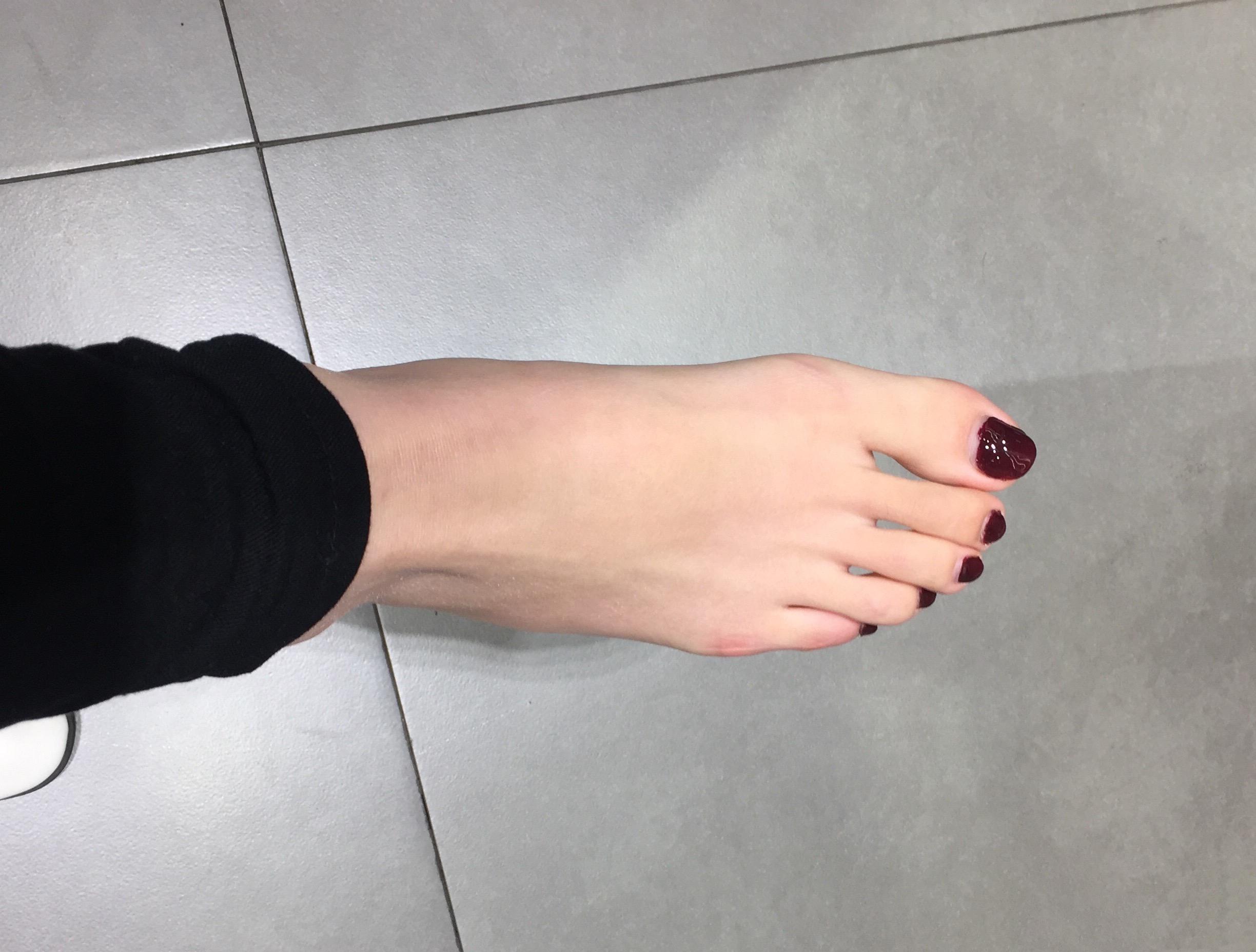 女同学嫩脚丫的美味诱惑，探索独特美食体验，品味校园青春记忆