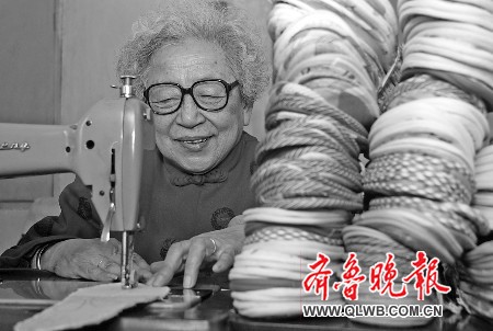 母亲绣感视频温暖瞬间母亲刺绣传递爱与感动，一针一线皆是深情，绣出家的温馨记忆