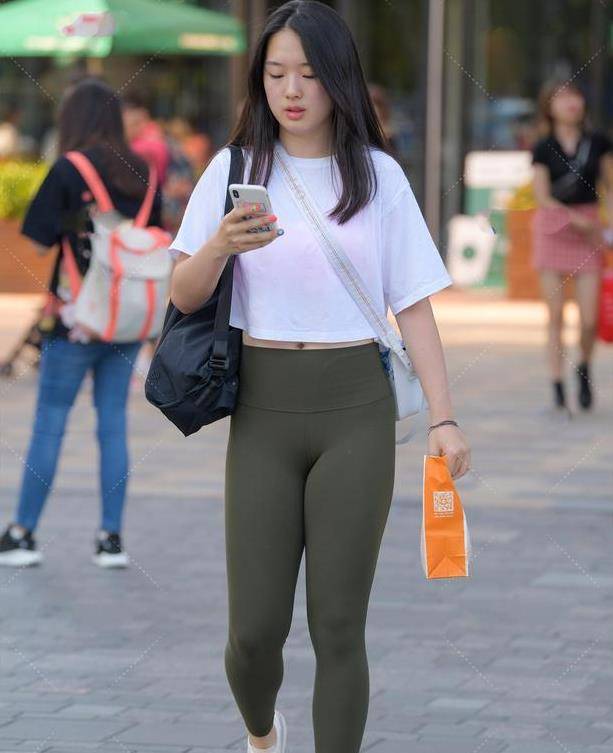 欧美BBBB浓毛BBBB浜风情大片来袭，性感模特演绎野性魅力，尽显独特欧美时尚风格