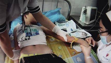 学生娇小身材引发高潮出血悲剧，青春伤痛，校园警示，安全缺失