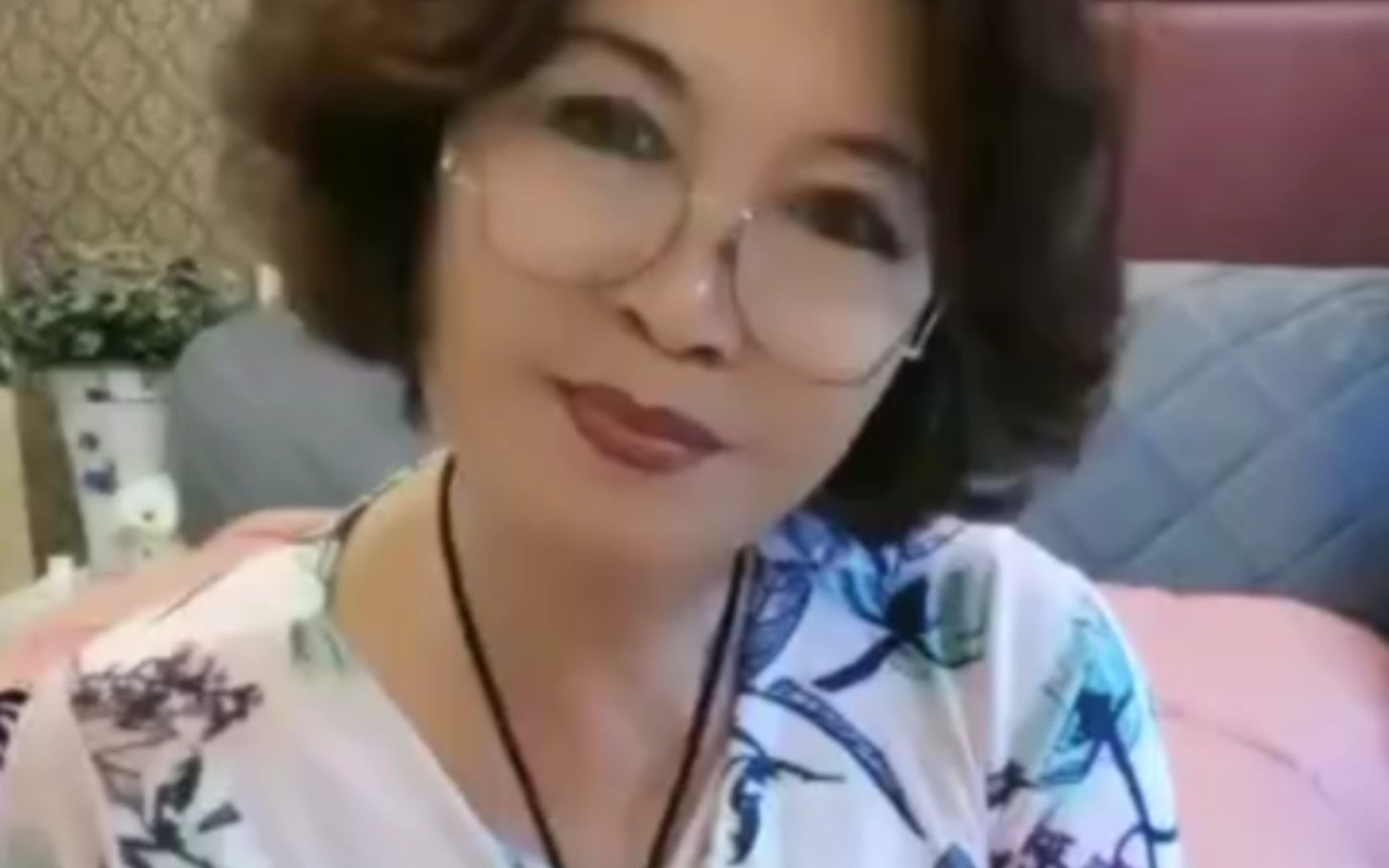60岁老熟女宾馆露脸故事，揭秘她的秘密，展现真实人生