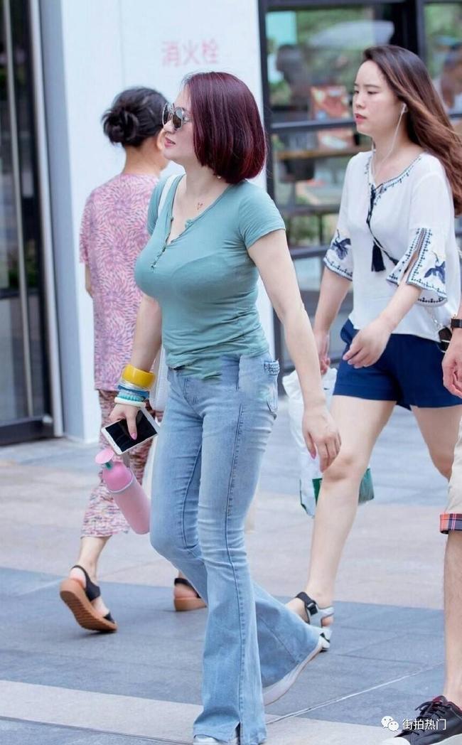 中年熟妇的丰满大屁股浜引发热议，性感曲线吸睛无数，成熟魅力让人无法抗拒