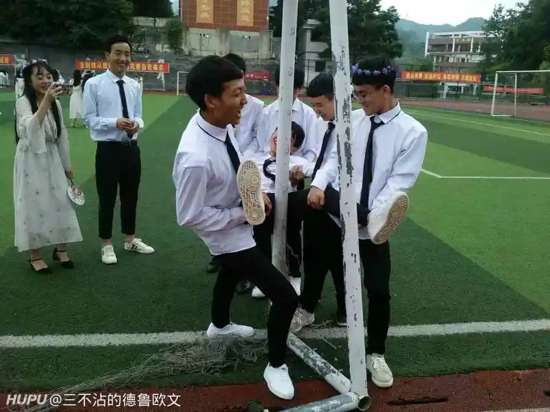 白袜班花被脱鞋折磨脚心，娇嫩玉足难逃痒刑，校园恶作剧引发热议