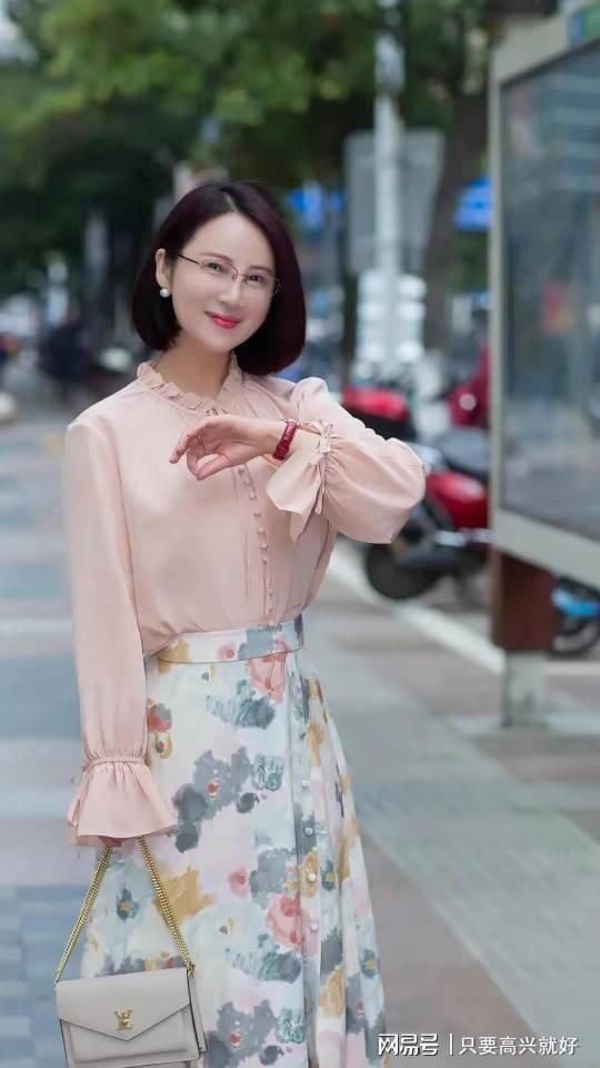 亚洲热少妇三款迷人穿搭，展现性感魅力，轻松俘获众人目光
