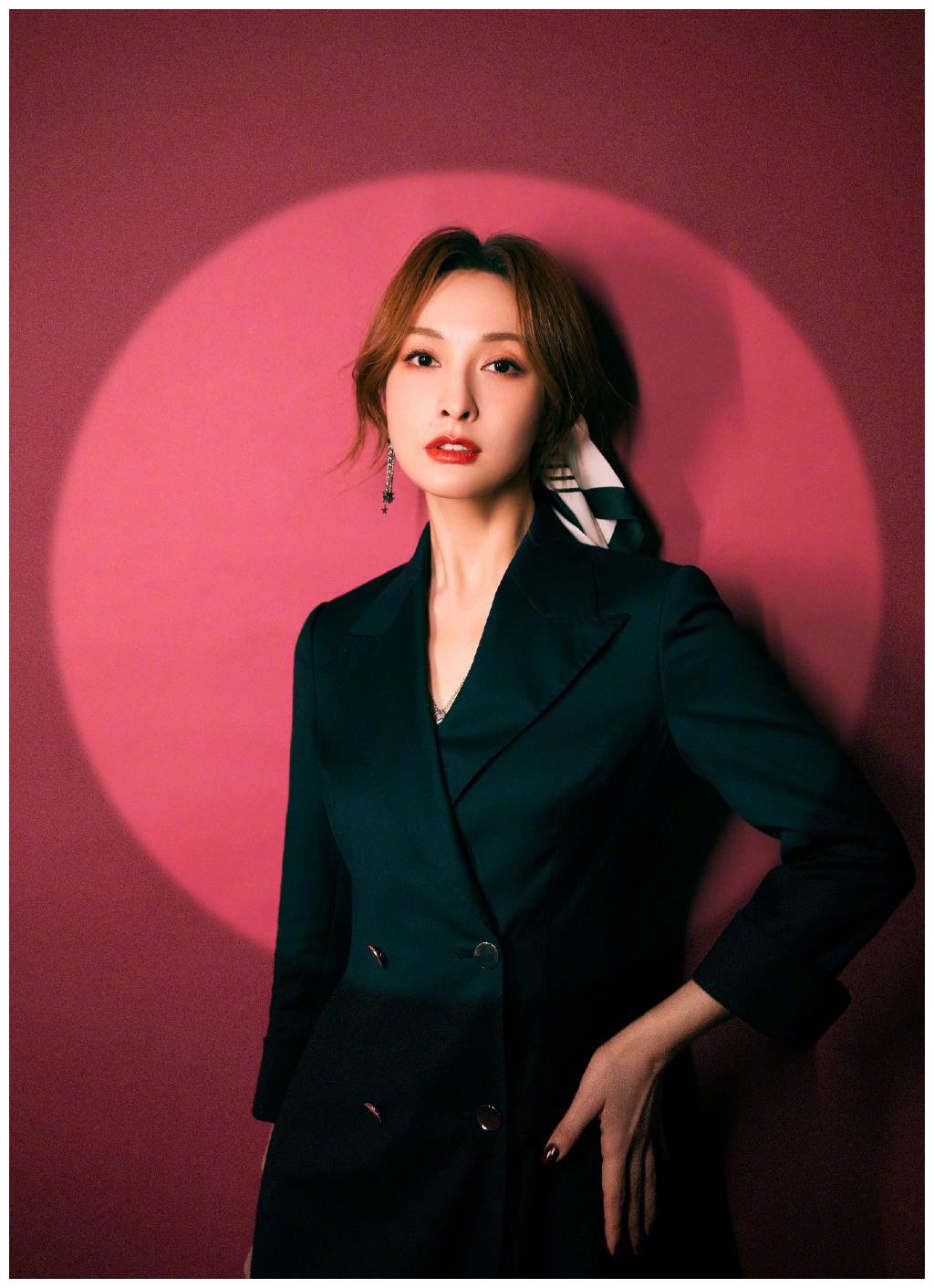 亚洲成熟丰满少妇浜崎真绪魅力写真，性感身材尽显风情，优雅气质令人心动