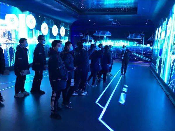 亚洲黄色VR带你体验沉浸式视觉盛宴，探索虚拟现实新境界，感受科技魅力