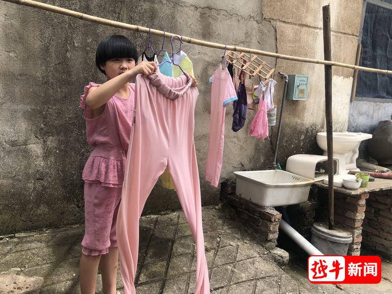 9岁女孩光溜溜上学引发热议