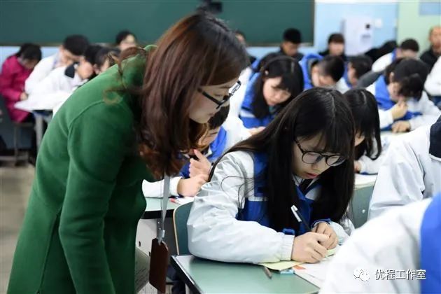 高中女学生裸体免费视频浜引发争议,家长呼吁加强网络监管,保护未成年人隐私安全 高中女学生裸体免费视频浜引发争议,家长呼吁加强网络监管,保护未成年人隐私安全