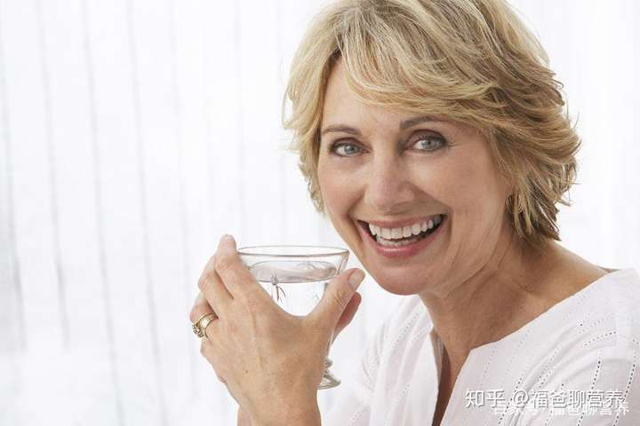 性肥胖老熟女浜崎真绪的瘦身秘诀，中年女性健康减脂指南，告别臃肿重塑自信曲线