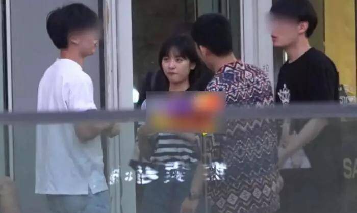办公桌下舔脚vk引发热议，网友热议，办公室隐秘行为曝光