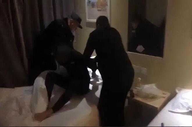 俄罗斯女人洗澡被偷拍引发争议，偷拍者被抓，受害者维权，社会关注隐私安全