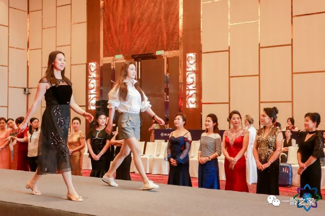 强伦轩办公室女教师HD高清实拍，展现职场魅力，优雅与专业并存