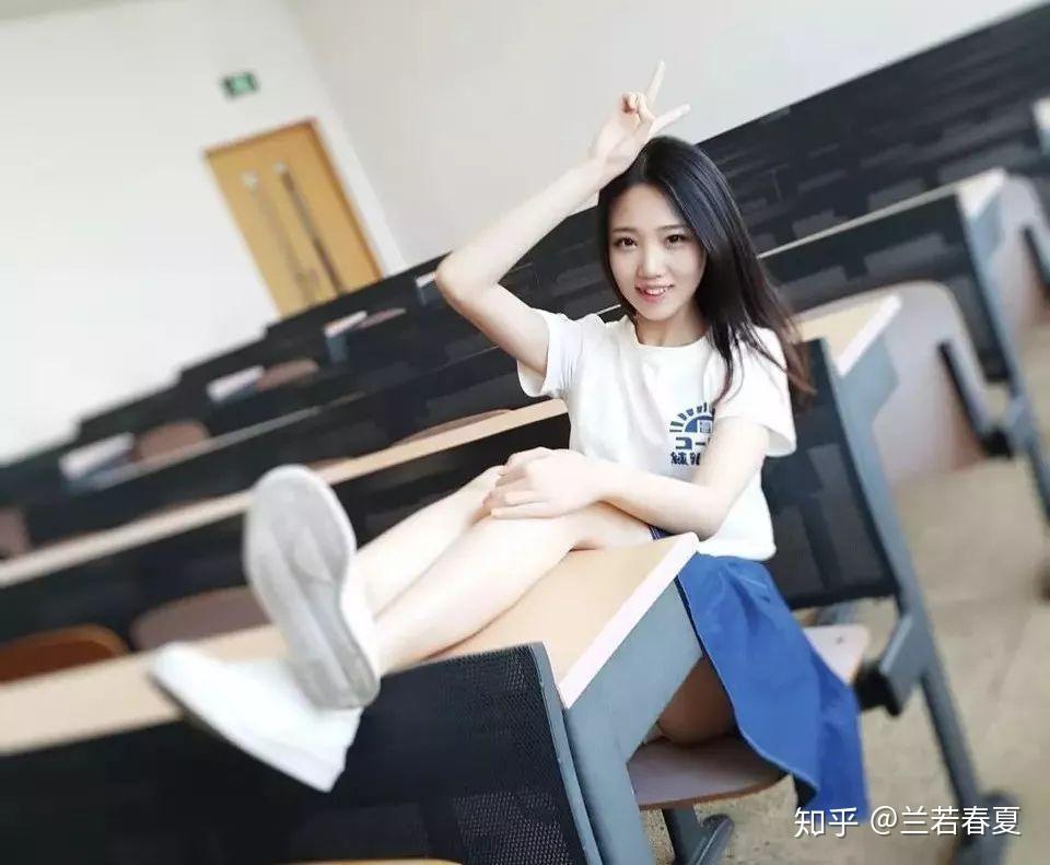 女同学嫩脚丫的美味诱惑，探索独特美食体验，品味校园青春记忆