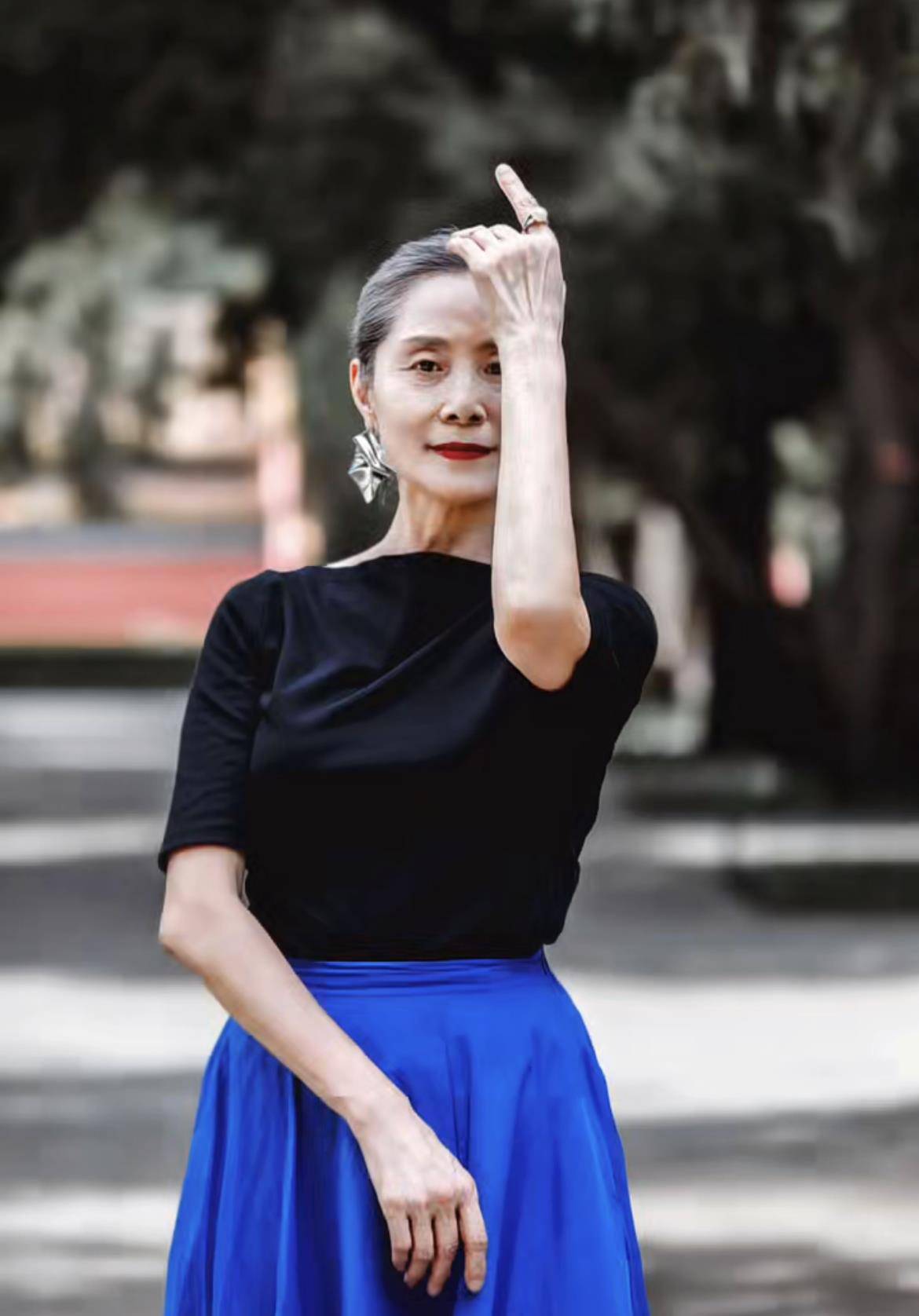 老熟女太熟Av引发热议,探讨熟龄女性魅力,如何展现自信风采 老熟女太熟Av引发热议,探讨熟龄女性魅力,如何展现自信风采