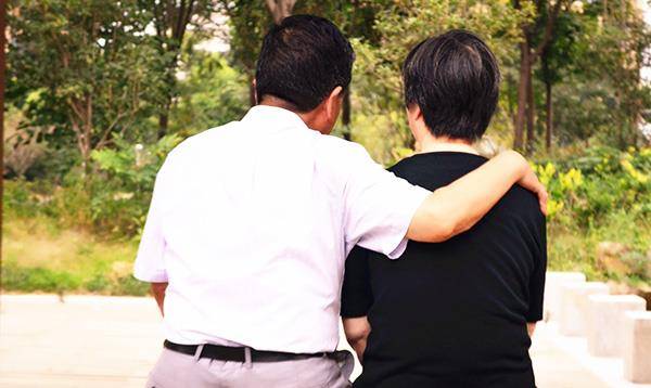 欧美老人巨大GAy的晚年生活，探索独特情感世界，揭秘他们的爱与勇气