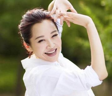 2.久久亚洲老女人，优雅从容，岁月沉淀独特韵味，展现成熟女性自信美