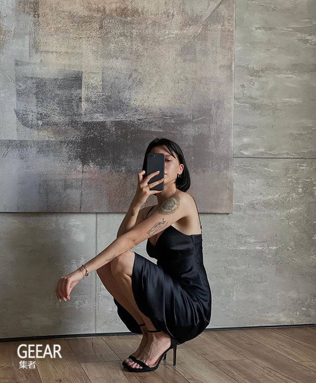俄罗斯熟女ass魅力十足，性感身材惹人注目，成熟风情令人心动