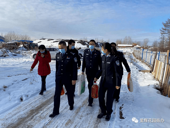 农村少妇播放动人旋律点亮乡村夜晚,温暖人心传递乡情,展现新时代女性风采 农村少妇播放动人旋律点亮乡村夜晚,温暖人心传递乡情,展现新时代女性风采