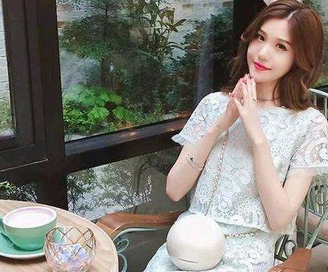 丰满老熟女魅力四射，成熟韵味惹人爱，优雅气质尽显女人味
