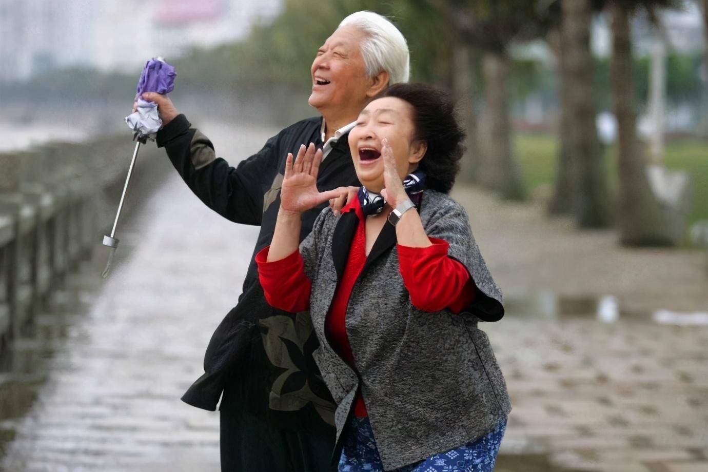 老太太做爱的晚年情感生活，探讨性需求与幸福，老年爱情新视角