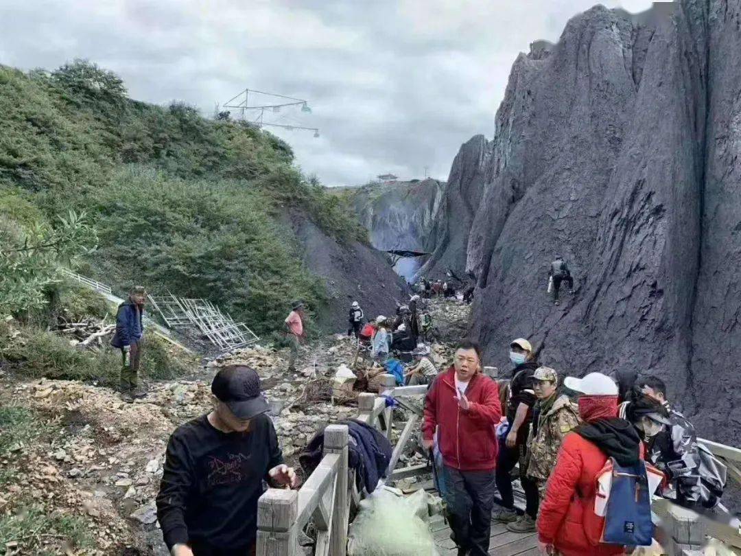 日本老师喷水视频浜引发热议，网友疯狂转发，拍摄地点成谜，幕后花絮曝光