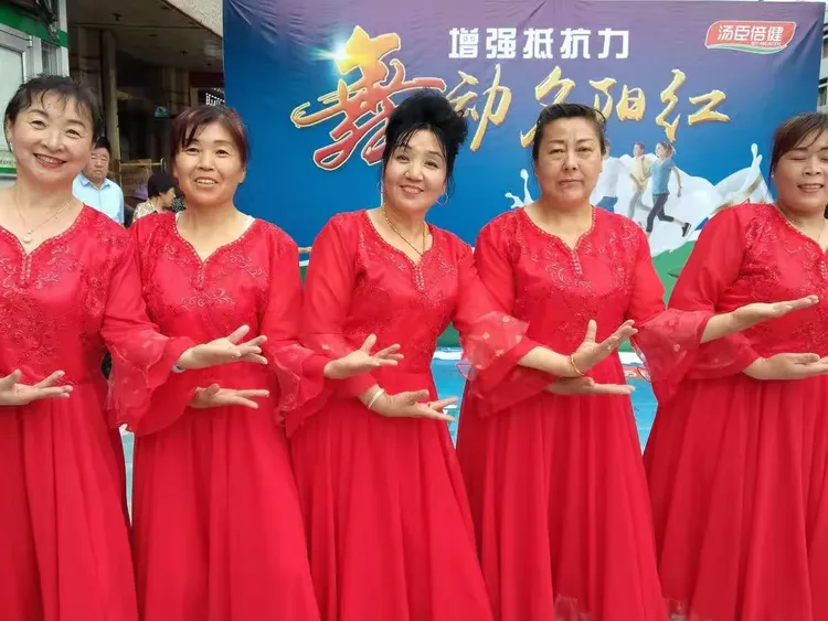 2.老熟女广场舞，舞动夕阳红，绽放自信美，健康快乐每一天